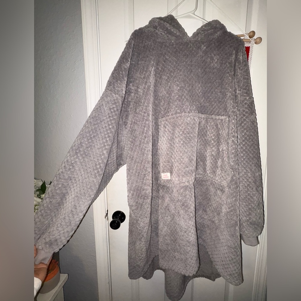Grey blanket pull over never been worn Simply Southern
